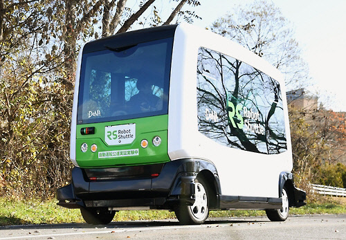 13일 일본 동북지방 아키타현 일반도로에서 실증실험을 하는 무인 자율주행버스.